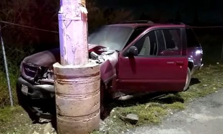 Ebrio se estrella contra poste en bulevar Sección 38 de Saltillo