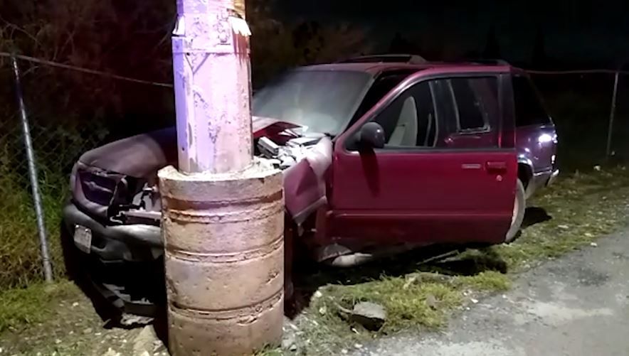 Ebrio se estrella contra poste en bulevar Sección 38 de Saltillo