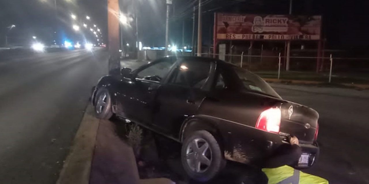 Conductor se estrella contra la caja de un tráiler en Saltillo
