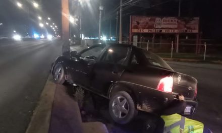 Conductor se estrella contra la caja de un tráiler en Saltillo
