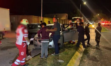 Joven protagoniza un accidente, daña su carro de lujo y lesiona a dos menores en Saltillo