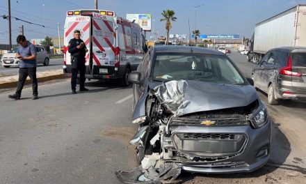 Se zafa un neumático en la carretera y embiste a un auto en Ramos Arizpe