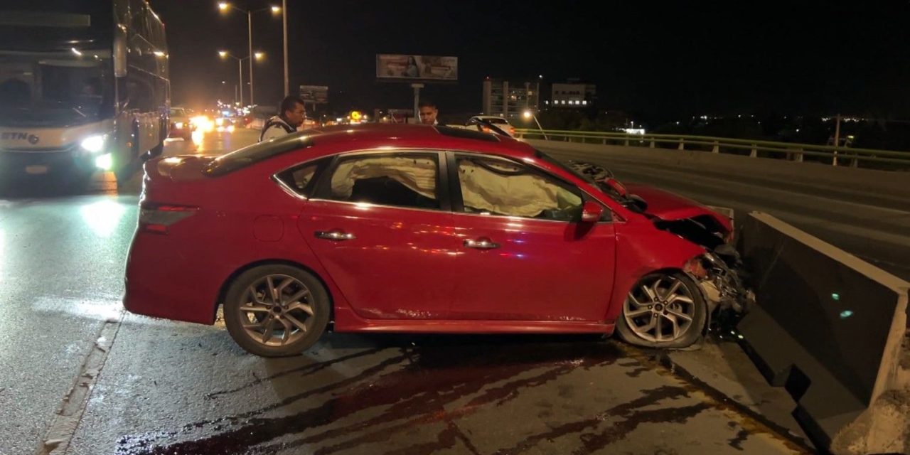 Choca contra muros de puente vehicular en Saltillo