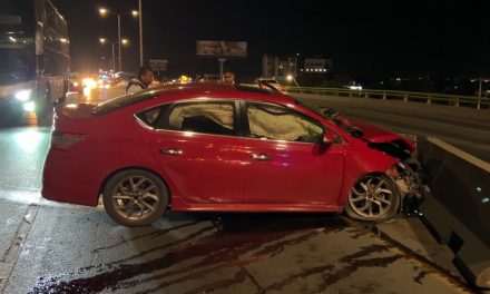 Choca contra muros de puente vehicular en Saltillo