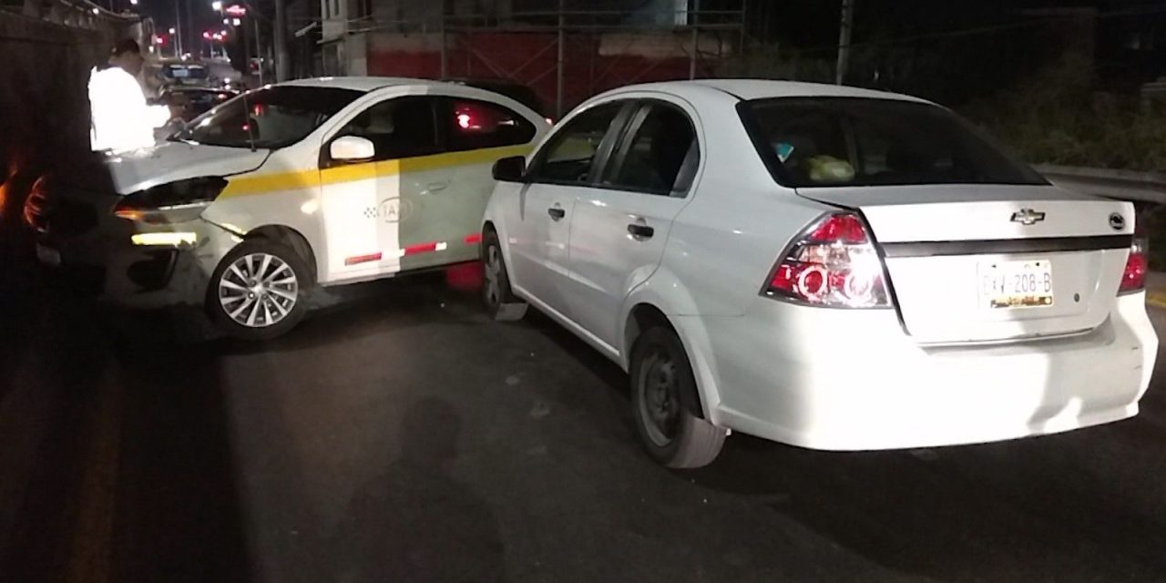 Taxista termina chocando al querer rebasar en Saltillo