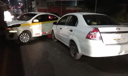 Taxista termina chocando al querer rebasar en Saltillo