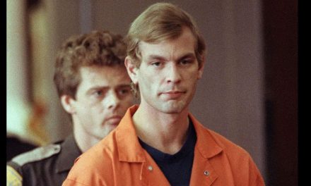 Prohiben vender disfraces de Jeffrey Dahmer en eBay