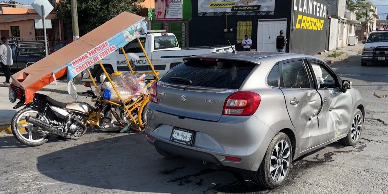 Mujer se impacta contra vendedor de aguas en Saltillo