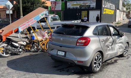 Mujer se impacta contra vendedor de aguas en Saltillo