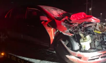Destroza su auto contra señalamiento en Saltillo