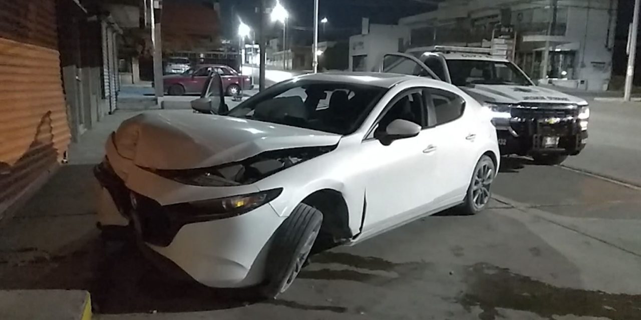 Joven dormita y se estrella contra negocio en Saltillo