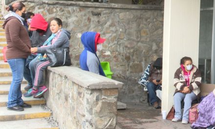 Saltillo: Sufren familiares de pacientes del IMSS las inclemencias del frío