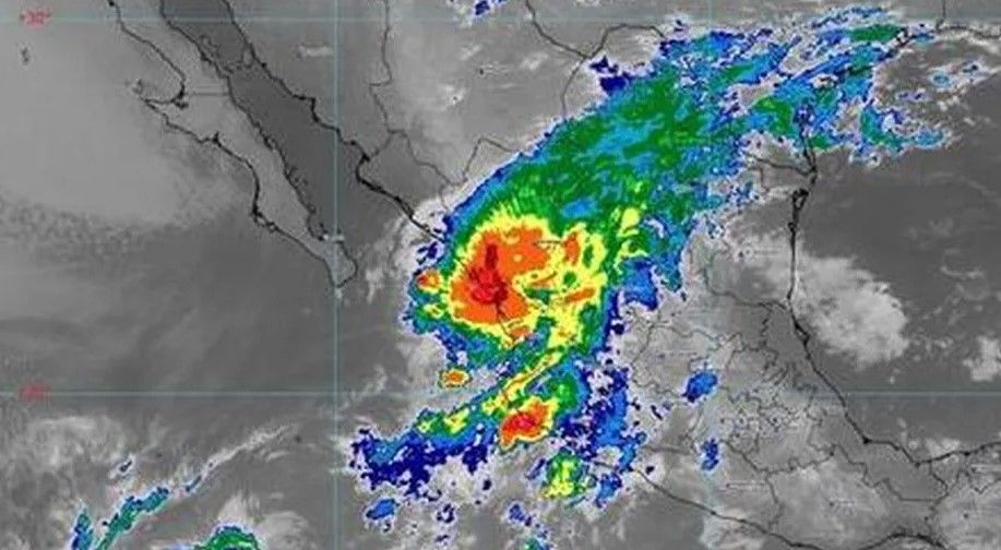 Huracán Orlene toca tierra en Sinaloa como categoría 1
