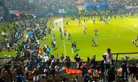 Tragedia en Indonesia: Mueren 174 personas en estadio de futbol por una batalla campal
