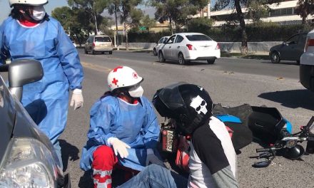 Saltillo: Motociclista es atropellado y se levanta como si nada pasara