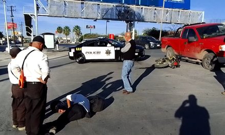 Saltillo: Camioneta le quita derecho de paso a motociclista y lo deja tendido en el suelo