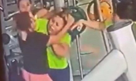 Mujeres se agarran ‘de las greñas’ en gimnasio; peleaban por un aparato