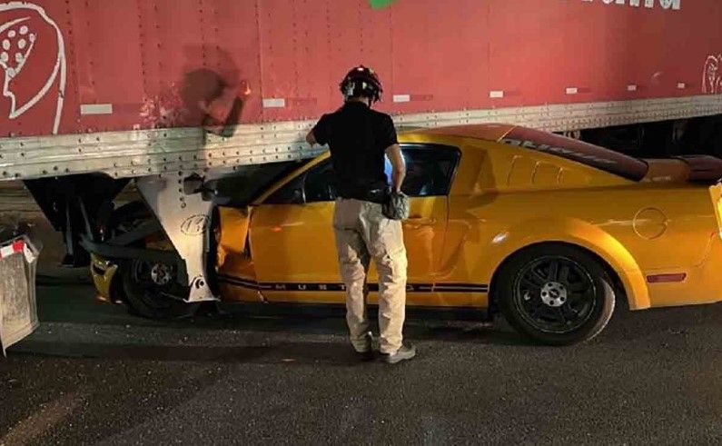 Regio intenta ganarle el paso a un trailer con su Mustang y termina destrozado