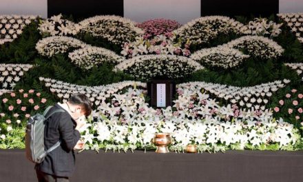 Más de 10 mil personas acuden a los altares en memoria de los fallecidos en la estampida en Seúl
