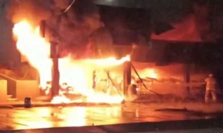 Hombres incendian un Oxxo en León ante operativo policial