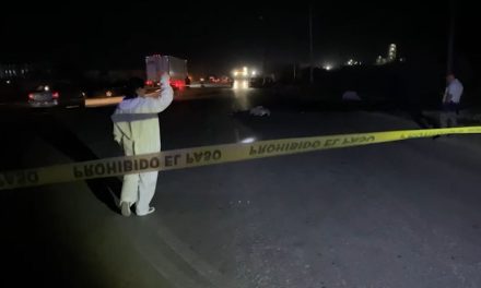 Motociclista pierde la vida en Arteaga, se investiga si fue embestido