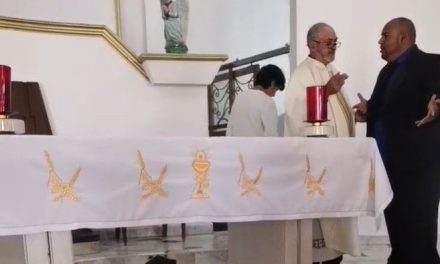 ¿Están casados? Sacerdote se niega a concluir una boda en Torreón (video)