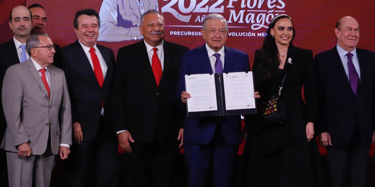 AMLO firma acuerdo para reducir 8% precio de la canasta básica