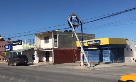 Poste a punto de venirse abajo: peligro para automovilistas y peatones en Saltillo