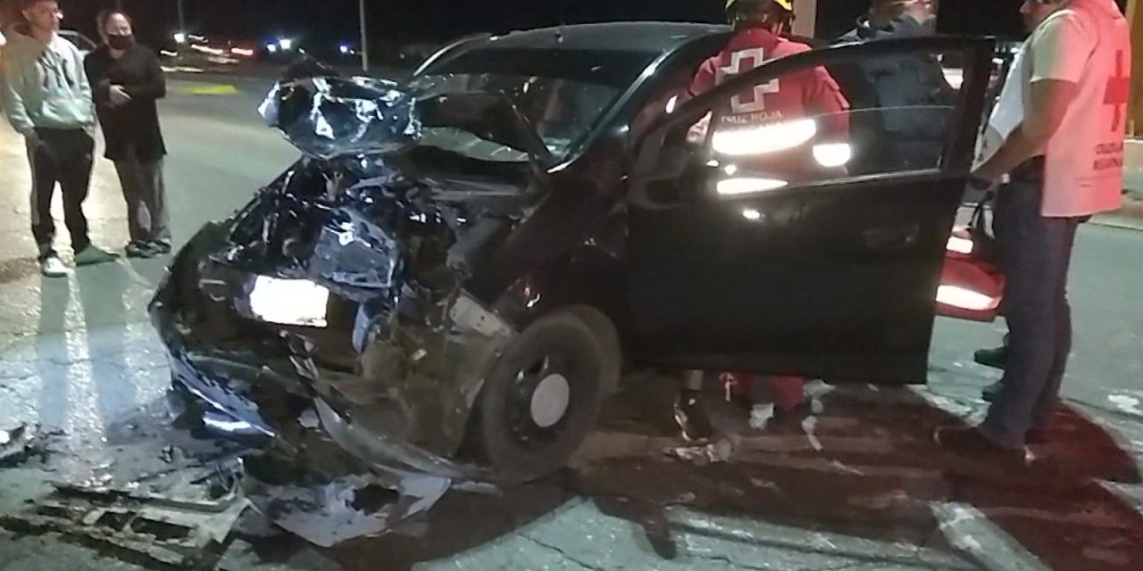 Mujer ignora la luz roja por las prisas y termina provocando un accidente en Saltillo