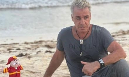 Vocalista de Rammstein sigue feliz con su Dr. Simi… ahora lo lleva de vacaciones a Cancún