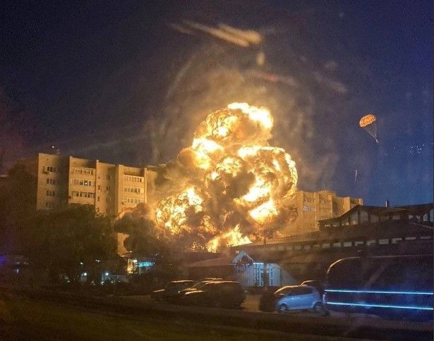 Avión militar se impacta contra edificio de departamentos en Rusia (video)