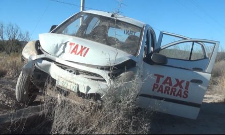 Taxista se sale de la carretera Parras-Paila y resulta lesionado