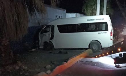 Transporte de personal salta el camellón y se estrella contra un tráiler en Saltillo