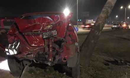 Mujer combina el alcohol y el volante, sufre volcadura y termina detenida en Saltillo