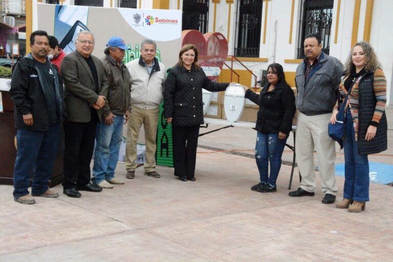 Diana Haro entrega luminarias en Sabinas, Coahuila