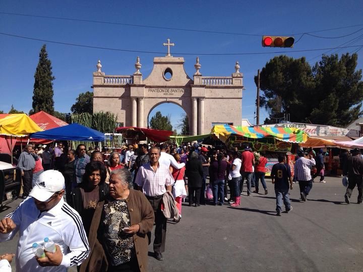 Llegan saltillenses a visitar a sus seres queridos a los panteones