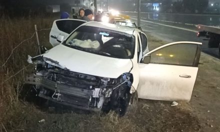 ¡Vive de suerte! Hombre sale del camino y destroza su coche en la Monterrey-Saltillo