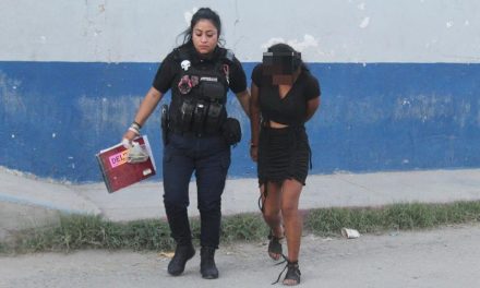 Violenta mujer a sus hijas con un azadón, en Monclova