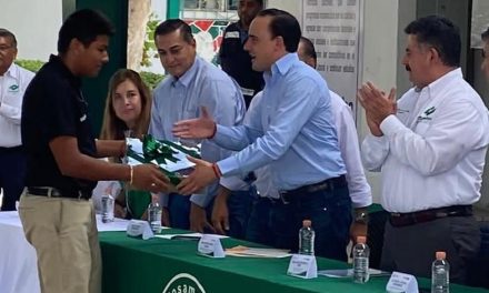 Manolo Jiménez cumple con estudiantes del Conalep