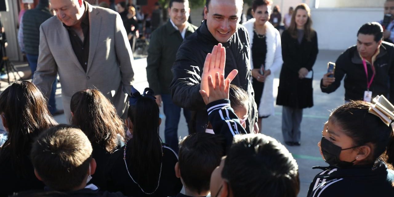 Manolo Jiménez entrega aula didáctica y explanada en escuela de Saltillo