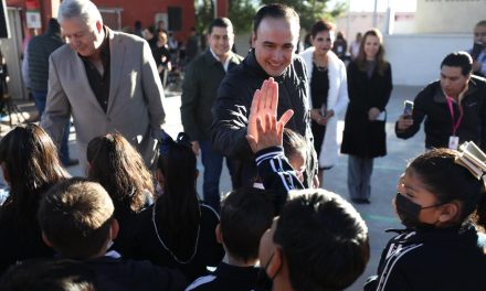 Manolo Jiménez entrega aula didáctica y explanada en escuela de Saltillo