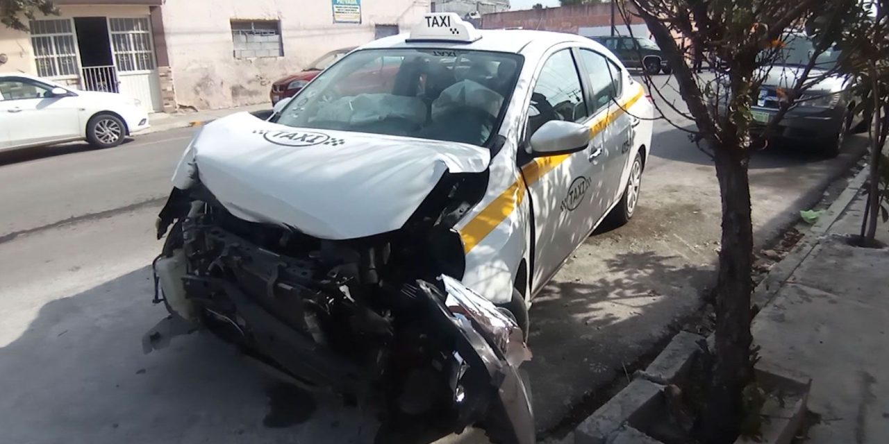 Saltillo: Taxista hace caso omiso de alto y provocó un choque con volcadura