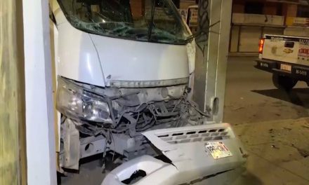 Chocan y abandonan camioneta en el centro de Saltillo