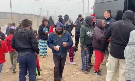 Un cafecito para el frío: reparte Policía del Estado cobijas y alimento en Saltillo
