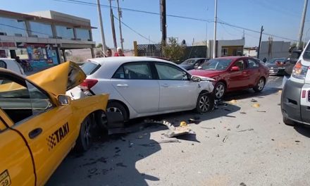 Jovencita no respeta la luz roja y ocasiona una colisión al sur de Saltillo
