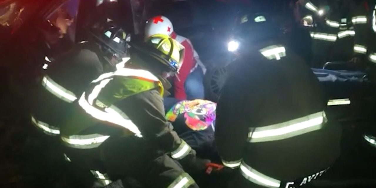 Mujeres se estrellan y terminan prensadas al chocar contra una barda en Saltillo