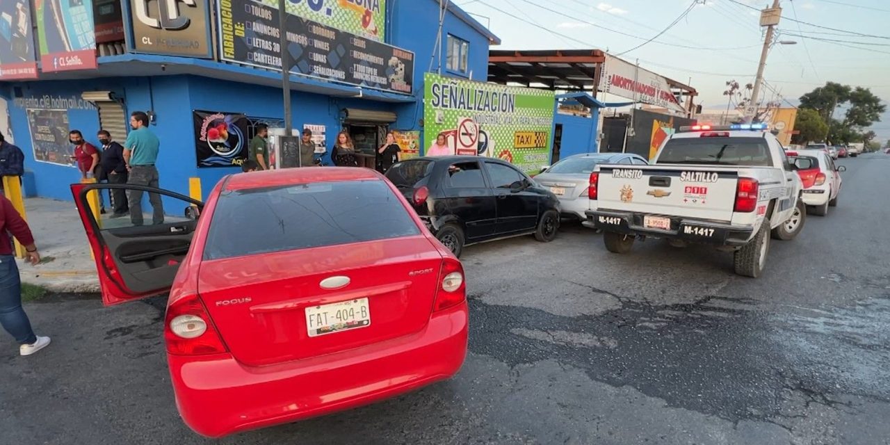 Cuantiosos daños tras choque en Saltillo; nadie aceptó responsabilidad