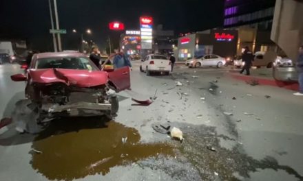 Se pasa luz roja y provoca accidente en cruce de bulevar Carranza y LEA, en Saltillo