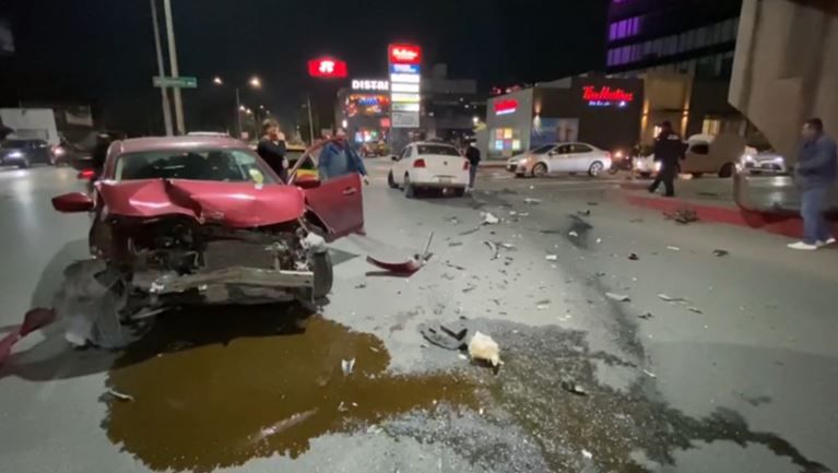 Se pasa luz roja y provoca accidente en cruce de bulevar Carranza y LEA, en Saltillo