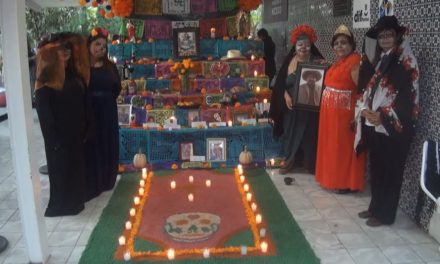 En honor a los que se han ido, instala DIF de Parras el tradicional altar de muertos
